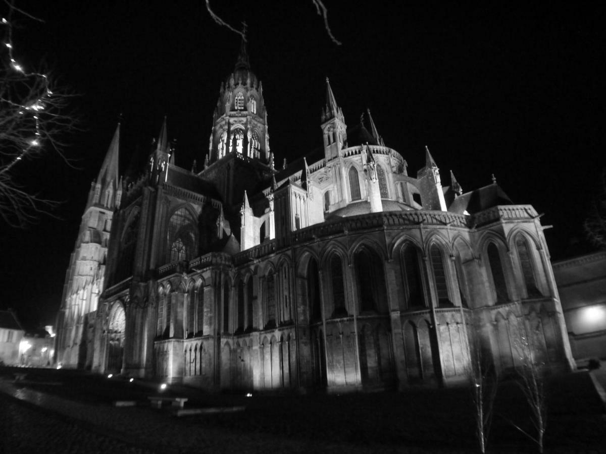 Les Combles De L Aure Grand Studio Cosy Confortable Classe 3 Etoiles Centre Bayeux 2 Mn A Pied Cathedrale Proche Plages Du Debarquement Екстер'єр фото